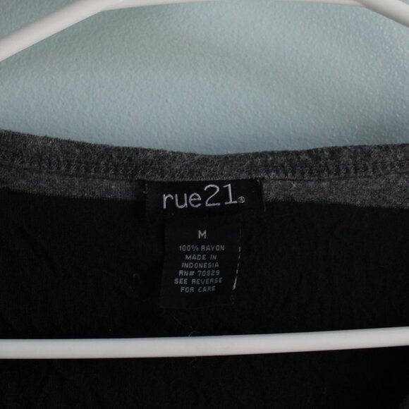 Black and gray flowy top, quarter length sleeves. Rue21. size M - Picture 3 of 3